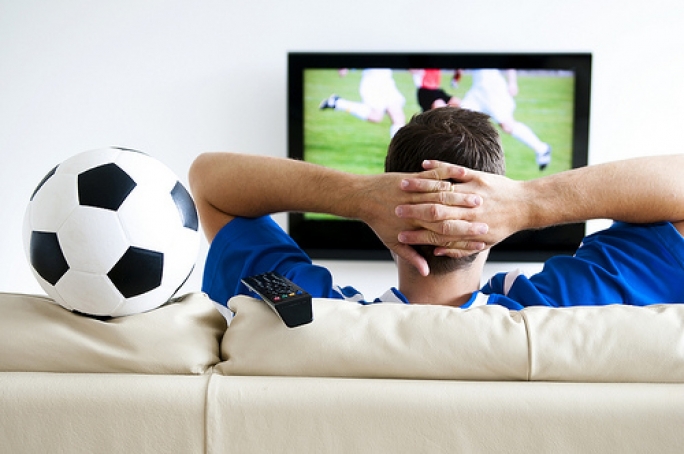 watching_football_on_tv